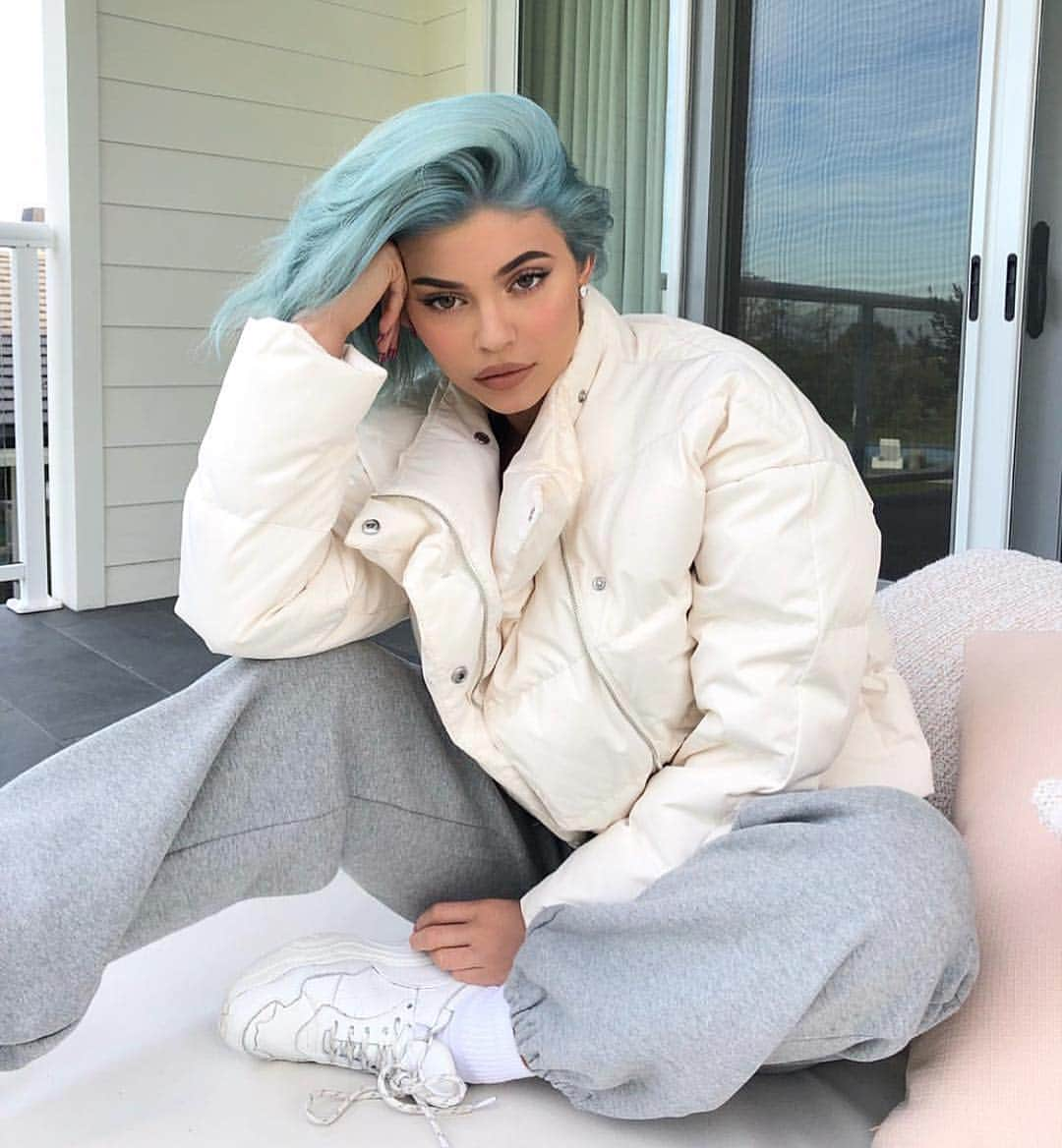 ティファニー・アルボードさんのインスタグラム写真 - (ティファニー・アルボードInstagram)「So crazy that @kyliejenner recreated my pose 🤪🤷‍♀️ jk I tried to recreate her (SWIPE TO SEE) buuuut I might have over did it on the arched brow.. 😂 Fun fact: ALSO I was trying to pout my lips to add some volume and I felt like a fish 🐠 // anyways if you haven’t seen the video where I recreate photos - link in bio 😘 // - 💭 QOTD: on a more serious note, what’s one piece of advice you’d give to your younger self. I’ve always found this so insightful, so please share. - 💥 I would tell myself to slow down and breathe because at the end of the day it’s all gonna be okay. Problems aren’t as big as they seem and “this too shall pass”. I make things bigger in my head than they need to be all the time, and if we let go of control a little it allows things to fall into place. God wants us to know we’re loved, seen, & free. ❤️」4月6日 0時00分 - tiffanyalvord