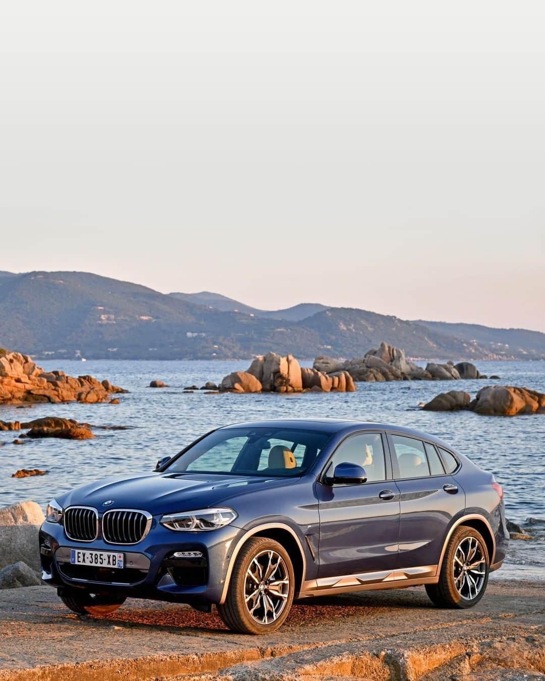 BMWのインスタグラム：「Why drive on the road, when you can find your own way. The BMW X4. #BMW #X4」