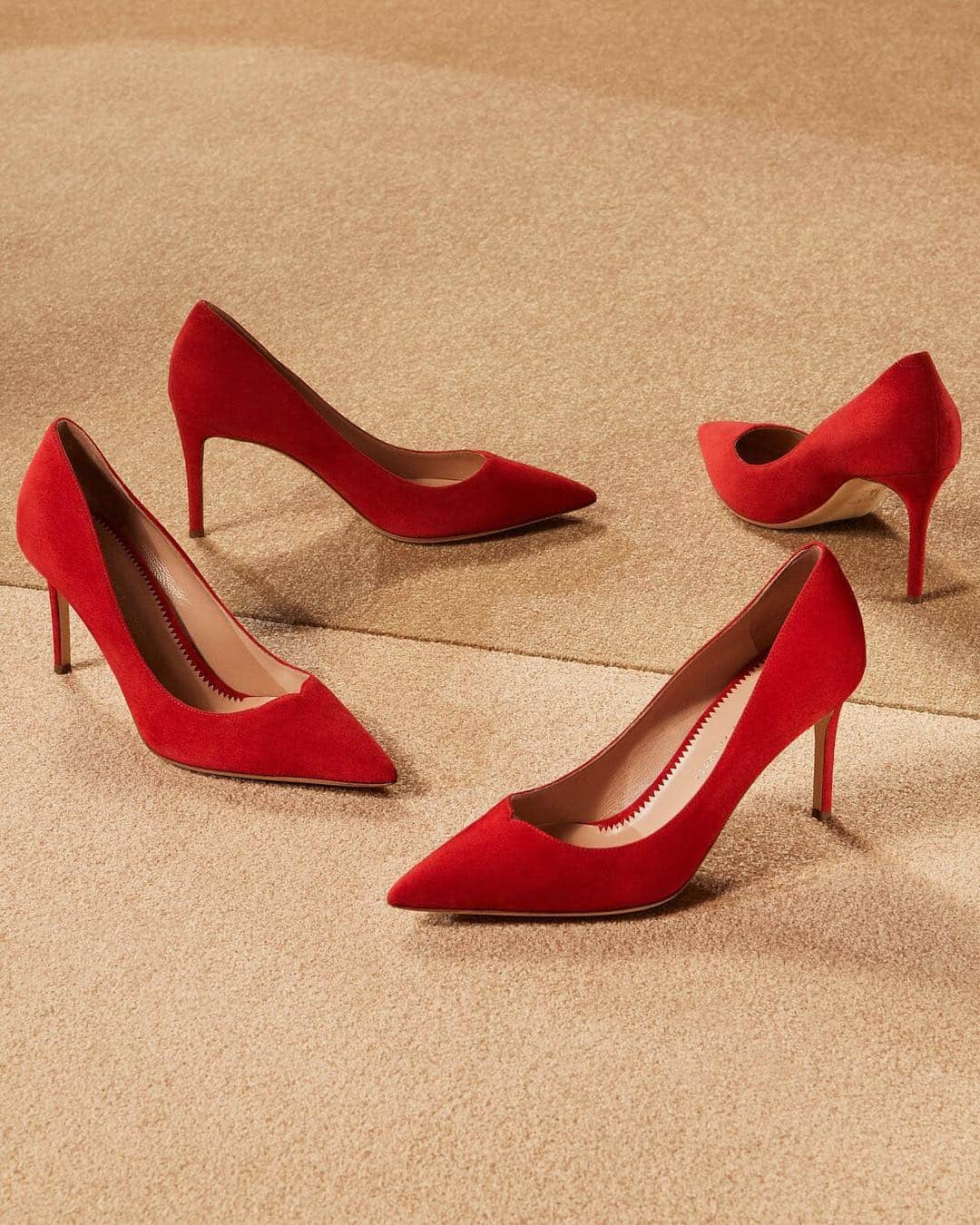 Giuseppe Zanotti Designさんのインスタグラム写真 - (Giuseppe Zanotti DesignInstagram)「The perfect pump meets the perfect shade of red. Presenting the CAROLYNE. #GiuseppeZanotti #GZSS19」4月6日 0時01分 - giuseppezanotti