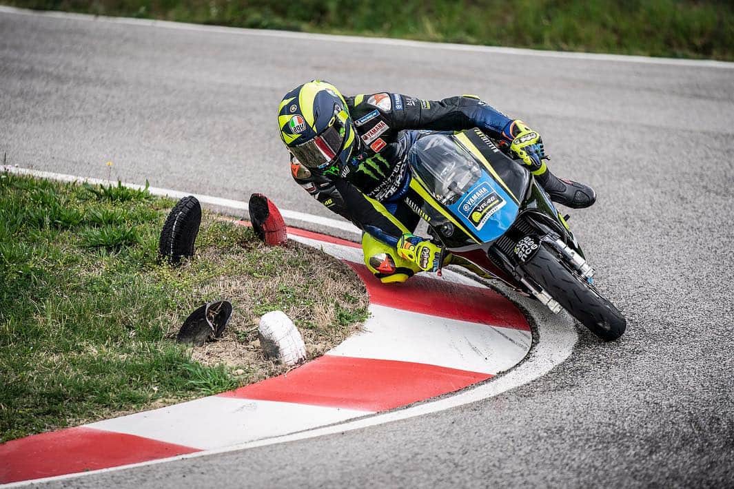 バレンティーノ・ロッシさんのインスタグラム写真 - (バレンティーノ・ロッシInstagram)「Training at Galliano Park with the @vr46ridersacademyofficial 📸🎥 by @gopro @camilss」4月6日 0時03分 - valeyellow46