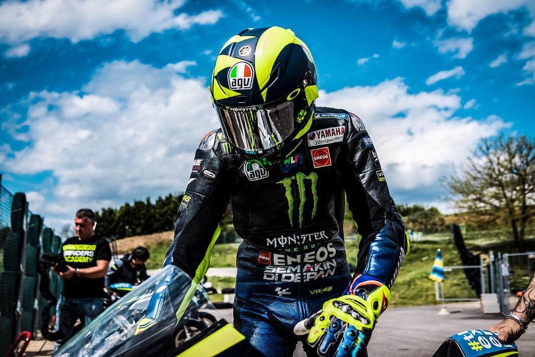 バレンティーノ・ロッシさんのインスタグラム写真 - (バレンティーノ・ロッシInstagram)「Training at Galliano Park with the @vr46ridersacademyofficial 📸🎥 by @gopro @camilss」4月6日 0時03分 - valeyellow46