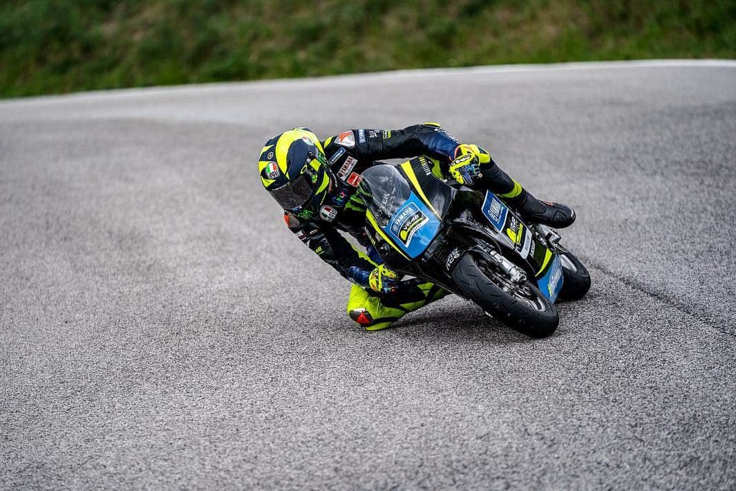バレンティーノ・ロッシさんのインスタグラム写真 - (バレンティーノ・ロッシInstagram)「Training at Galliano Park with the @vr46ridersacademyofficial 📸🎥 by @gopro @camilss」4月6日 0時03分 - valeyellow46