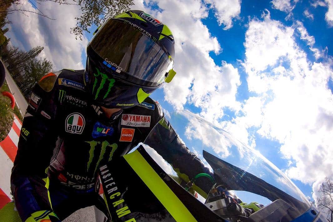バレンティーノ・ロッシさんのインスタグラム写真 - (バレンティーノ・ロッシInstagram)「Training at Galliano Park with the @vr46ridersacademyofficial 📸🎥 by @gopro @camilss」4月6日 0時03分 - valeyellow46