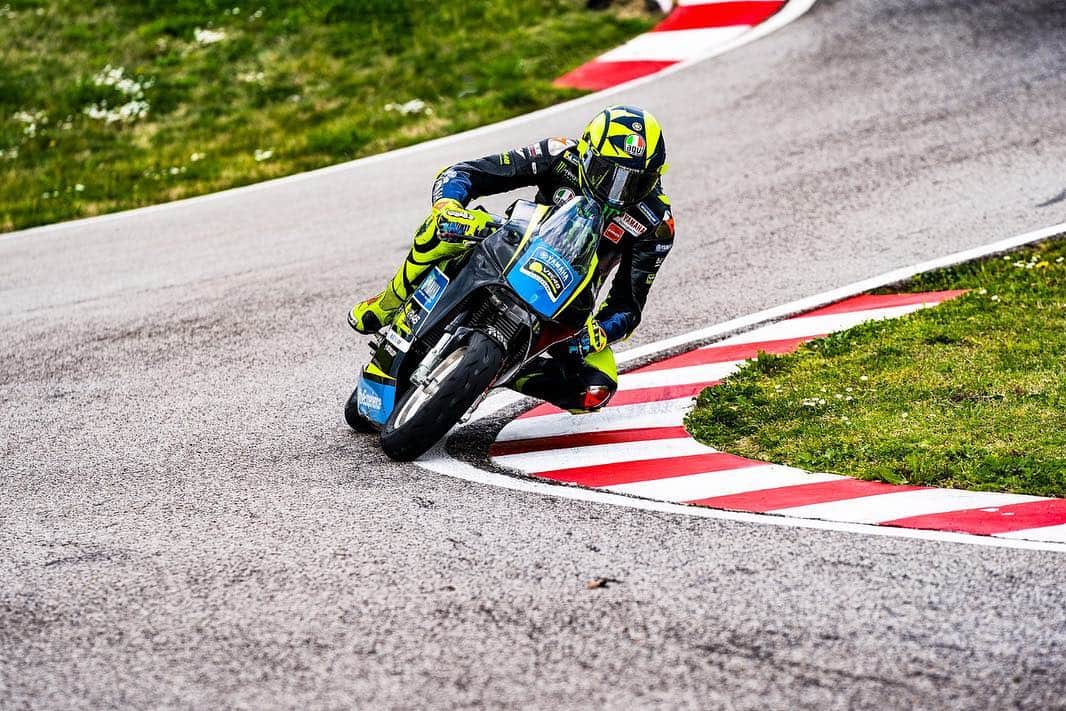 バレンティーノ・ロッシさんのインスタグラム写真 - (バレンティーノ・ロッシInstagram)「Training at Galliano Park with the @vr46ridersacademyofficial 📸🎥 by @gopro @camilss」4月6日 0時03分 - valeyellow46