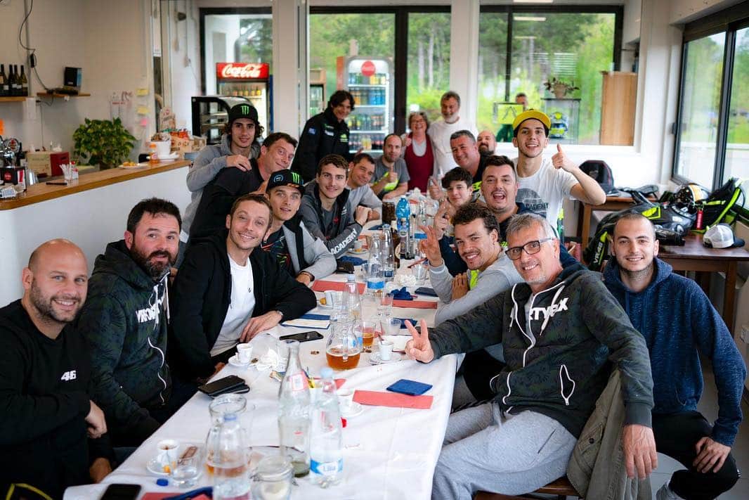 バレンティーノ・ロッシさんのインスタグラム写真 - (バレンティーノ・ロッシInstagram)「Training at Galliano Park with the @vr46ridersacademyofficial 📸🎥 by @gopro @camilss」4月6日 0時03分 - valeyellow46