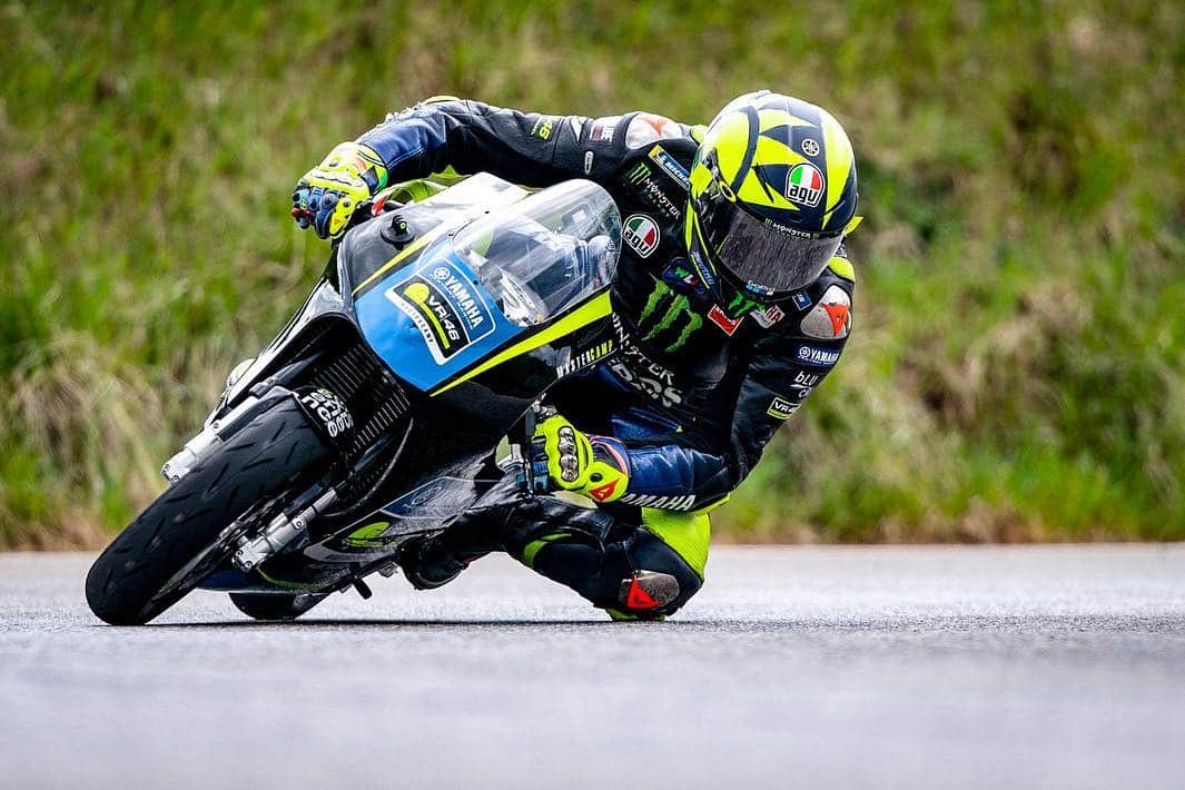 バレンティーノ・ロッシのインスタグラム：「Training at Galliano Park with the @vr46ridersacademyofficial 📸🎥 by @gopro @camilss」