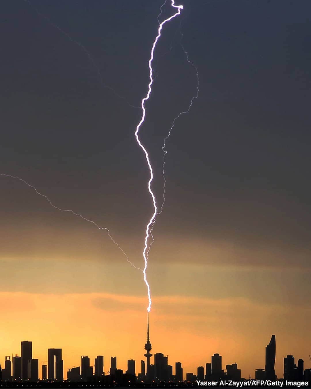 ABC Newsさんのインスタグラム写真 - (ABC NewsInstagram)「Stunning shot captures the moment lightning strikes the liberation tower during a thunderstorm in Kuwait City. #lightning #thunder #weather #weatherphotography #kuwait」4月6日 0時05分 - abcnews