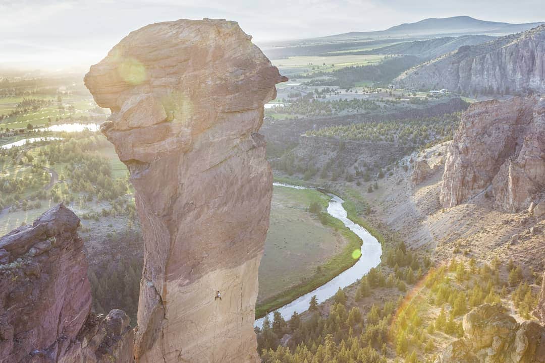ペイジー・クラッセンのインスタグラム：「It's almost time to head back to Smith Rock for two weeks of fun (in the sun?). Smith is one of my favorite places in the world, and the perfect spot to build some fitness and get my runnout head back in the game. Here's a shot by @cbaileyspeed of Just Do It from my last trip to Smith in 2014.」