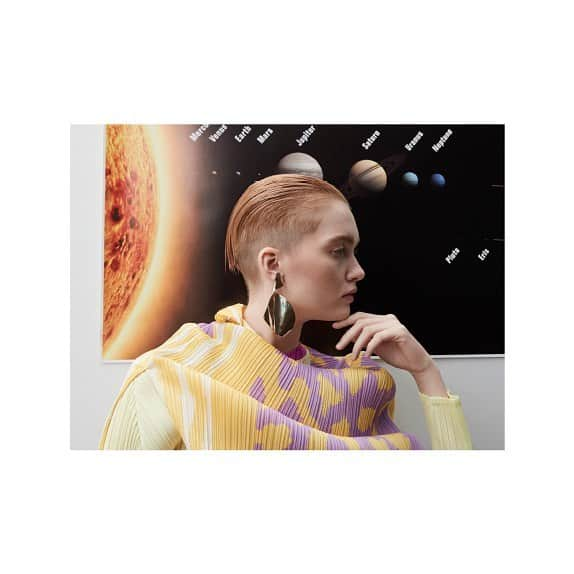 ZOO Magazineさんのインスタグラム写真 - (ZOO MagazineInstagram)「Universe. Ruth Bell photographed by Nagi Sakai and styled by Ye Young Kim ♚ ⁣⠀ ⁣⠀ ZOO Magazine No. 62 - Spring Issue⁣⠀ ⁣⠀ Tops Issey Miyake, earring FARIS.⁣⠀ ___⁣⠀ #zoomagazine #nagisakai #yeyoungkim #springissue #fashion #photographer #ruthbell」4月6日 0時05分 - zoomagazine