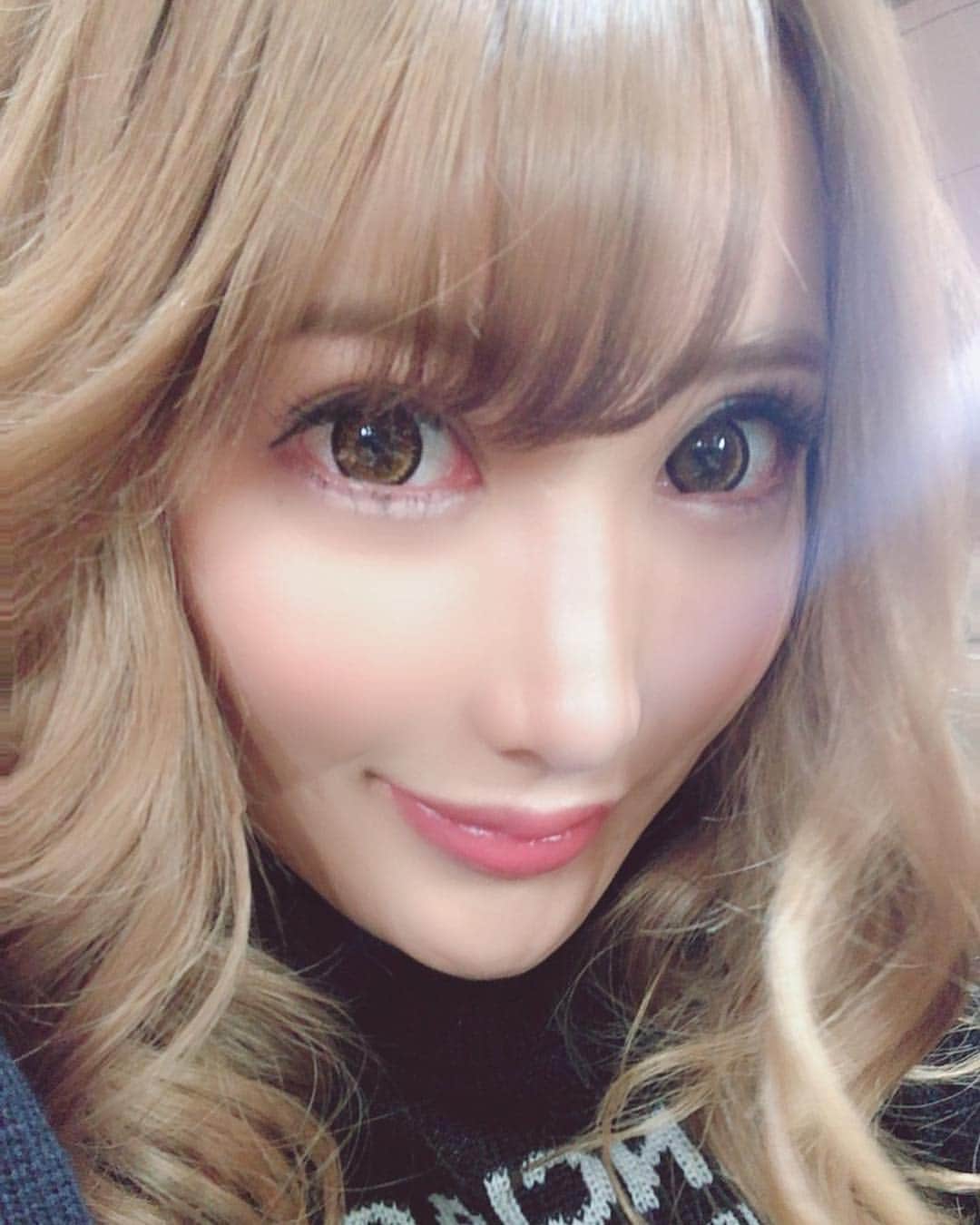 AIKAさんのインスタグラム写真 - (AIKAInstagram)「暖ちゃん現場の合間に･･･ 今日はちあきにメイクしてもらった🤤❤← 韓国風メイクやって🎶 人によって全然違う雰囲気の自分になれる！人にメイクしてもらうのハマってきた！w  #aika #メイク #makeup #韓国風メイク」4月6日 0時06分 - aika_honmono