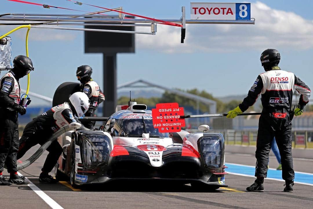 フェルナンド・アロンソさんのインスタグラム写真 - (フェルナンド・アロンソInstagram)「Buen día de test preparando las dos últimas carreras del @fiawec_official . Después de 4 días seguidos de test (2 en f1, 2 en lmp1) vuelta a casa a cambiar maleta 😅!! #testing #wec #busyweek」4月6日 0時09分 - fernandoalo_oficial