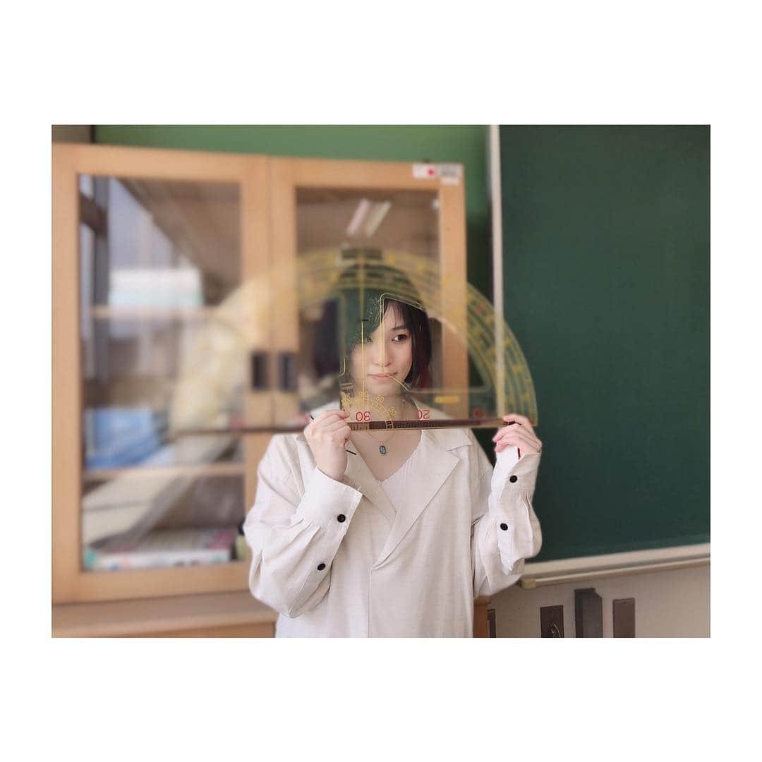 神田莉緒香さんのインスタグラム写真 - (神田莉緒香Instagram)「--- 『#主人公になれなくても、』MVを 公開してから1ヶ月が経ちました。 たくさんの方に聴いて頂いてますが まだまだここから、届けていきたい。 新生活を応援！なんて明るい曲では ないかもしれませんが、静かにそっと 寄り添えたらと今も願ってます。 なにとぞ！ . #kandari #神田莉緒香 #オフショット #分度器 #学校」4月6日 0時19分 - riokanda_ri