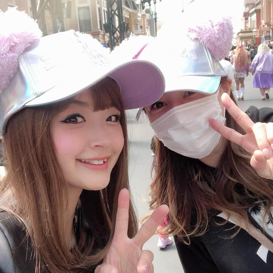 酒井美佳さんのインスタグラム写真 - (酒井美佳Instagram)「中里社長さんが、私とりさちゃんを夢の国へ連れて行ってくれました😍  笑いすぎてヤバかった😂😂😂 明日は相模原さんでお仕事です🎳  中里社長さん❤️ いつもありがとうございます❣️ #酒井美佳 #MikaSakai #사카이미카 #プロボウラー #pleague #festaria #phiten #MKグループ #ドリスタスタジアム太田 #SSOSIO #Tokyo #Disneyland #笑いすぎた #楽しすぎた #夢の国」4月6日 0時12分 - mika37mika