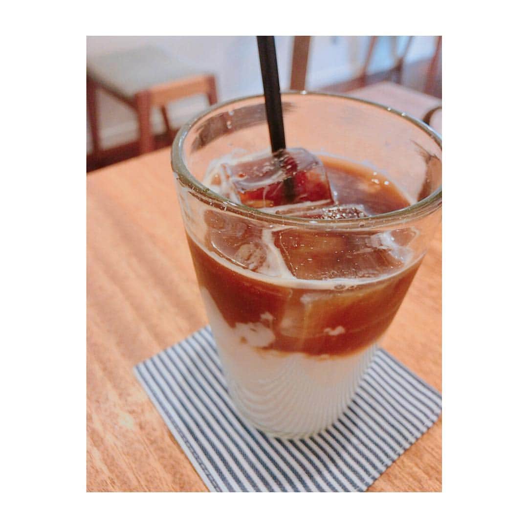 神田莉緒香さんのインスタグラム写真 - (神田莉緒香Instagram)「--- 沖縄でとってもお気に入りになったカフェで 最後にいただいたコーヒーヨーグルトの味を いま、ぼんやり思い出してる。 ヨーグルトを練乳でわってるのと、コーヒー。 好きだった。こっちで飲めないものか。 . #沖縄 #那覇 #カフェ」4月6日 0時14分 - riokanda_ri