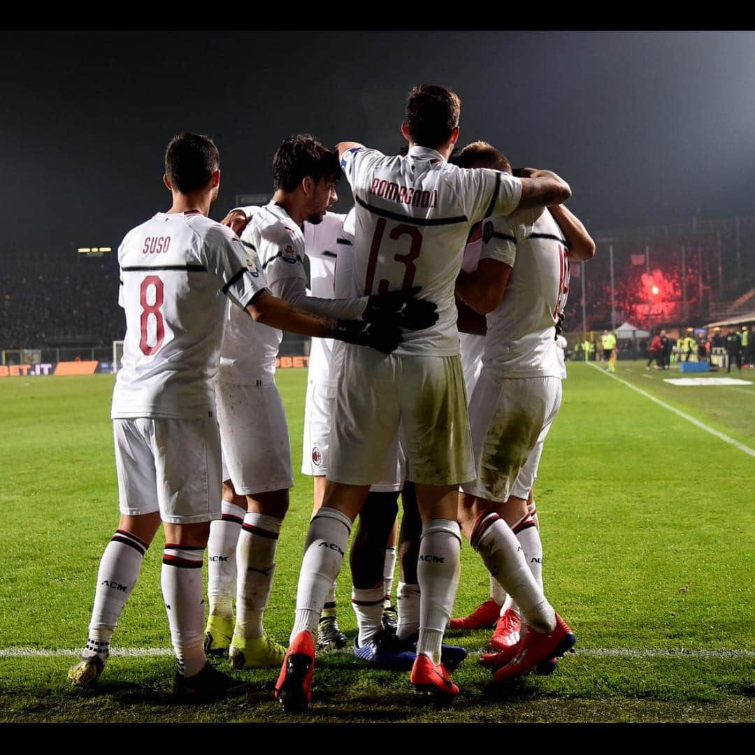 ヘスス・フェルナンデス・サエスのインスタグラム：「🇮🇹 Nulla è impossibile. Noi siamo l’@acmilan. E vogliamo tornare in #ChampionsLeague. #rialziamoci💪🏼⚫🔴 #Suso🎱  # 🇬🇧 Nothing impossible. We are @acmilan . And we want to get back into the Champions League #letsgo ⚫️🔴」