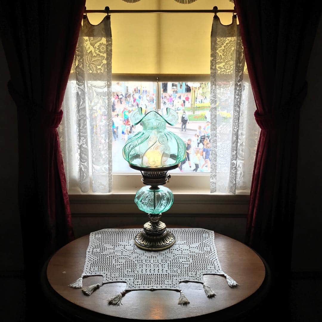 エリン・アンドリューズのインスタグラム：「✨Magical Moment Alert✨ Thank you @disneyland for letting us visit Walt’s apartment 🙏❤️ Wish the Griswolds had been here too! #waltdisney #waltsapartment #disneyland」