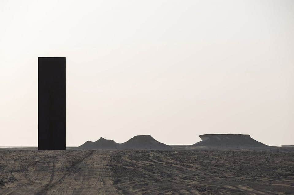 ガゴシアン・ギャラリーさんのインスタグラム写真 - (ガゴシアン・ギャラリーInstagram)「"I consider space to be a material. The articulation of space has come to take precedence over other concerns. I attempt to use sculptural form to make space distinct” —Richard Serra  There are no roads to get to Serra's "East-West/West-East," no maps, and no signs. There is only a GPS location that reads N25o 31.019’E050o51.948’. Take a road trip to see Serra's set of four standing steel plates in the midst of the Qatari desert.  __________ #RichardSerra #Gagosian  #Repost @ngphoto.com.pt, Richard Serra "East-West/West-East," 2014. Artwork © Richard Serra/Artists Rights Society (ARS), New York. Photos: © Nelson Garrido」4月6日 0時20分 - gagosian