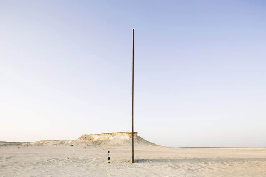 のインスタグラム：「"I consider space to be a material. The articulation of space has come to take precedence over other concerns. I attempt to use sculptural form to make space distinct” —Richard Serra  There are no roads to get to Serra's "East-West/West-East," no maps, and no signs. There is only a GPS location that reads N25o 31.019’E050o51.948’. Take a road trip to see Serra's set of four standing steel plates in the midst of the Qatari desert.  __________ #RichardSerra #Gagosian  #Repost @ngphoto.com.pt, Richard Serra "East-West/West-East," 2014. Artwork © Richard Serra/Artists Rights Society (ARS), New York. Photos: © Nelson Garrido」