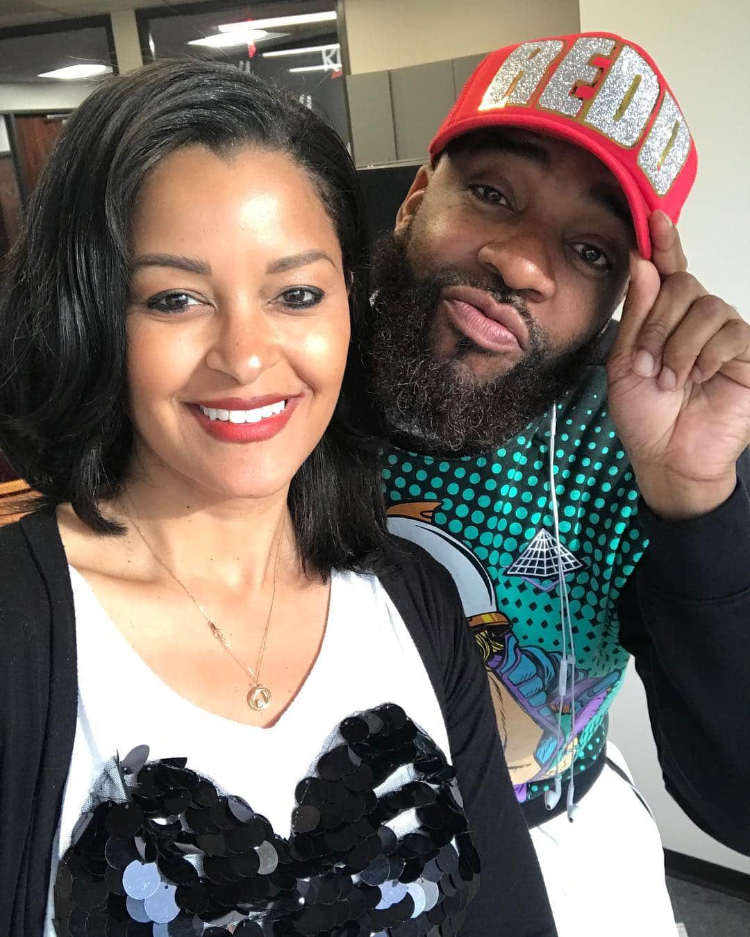 クラウディア・ジョーダンさんのインスタグラム写真 - (クラウディア・ジョーダンInstagram)「Super happy to see my boy @darealterrencedavidson in Dallas so we had to show him some love and put him on the air! He’s in town for a cool event- a CUT PARTY (when’re they literally  cut hair to music and give you a whole look in  ten minutes or less! It all goes down This SUNDAY in DeSoto! Head on over to his page for details! @darealterrencedavidson FYI he used to get my hair together when I lived in Atlanta and was shooting #RHOA He has se pretty famous celebrity clients and he’s just a true talent  for a hair show」4月6日 0時20分 - claudiajordan