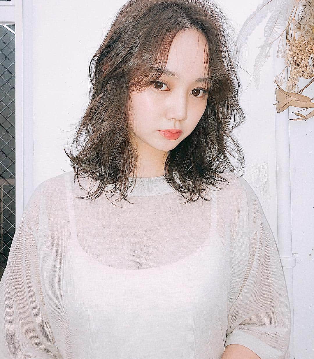 のインスタグラム：「・ 春服第1号の すけすけぽわんニット 🌸! ・ 色も 珍しく白っぽいの おきにいり ! そんで カラーも春アッシュにしてもらった 🥰」