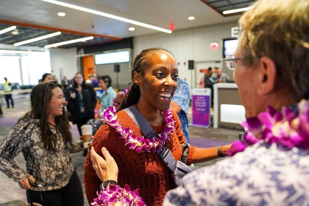 ハワイアン航空さんのインスタグラム写真 - (ハワイアン航空Instagram)「#AlohaBoston! 🤙🏼 Flight 90 flew into aviation history today, inaugurating the nation’s longest interstate route when it left Honolulu’s Daniel K. Inouye International Airport on April 4 and touched down at Boston Logan International Airport this morning, bringing with it a five-times-a-week dose of aloha to New England. . ✨GIVEAWAY✨ To ceLEIbrate the new route, we're giving away 160,000 HawaiianMiles and a 4-night stay at @Royal_Hawaiian or @SheratonBoston (winner's choice)! To enter, visit: HawaiianAirlines.com/Sweepstakes or click the link in our bio. No pur nec. 18+/age of maj Ends 4/25/19 Rules: HawaiianAirlines.com/OfficialRules」4月6日 0時29分 - hawaiianairlines