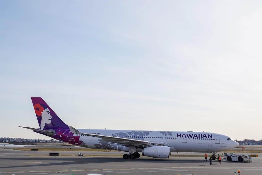 ハワイアン航空さんのインスタグラム写真 - (ハワイアン航空Instagram)「#AlohaBoston! 🤙🏼 Flight 90 flew into aviation history today, inaugurating the nation’s longest interstate route when it left Honolulu’s Daniel K. Inouye International Airport on April 4 and touched down at Boston Logan International Airport this morning, bringing with it a five-times-a-week dose of aloha to New England. . ✨GIVEAWAY✨ To ceLEIbrate the new route, we're giving away 160,000 HawaiianMiles and a 4-night stay at @Royal_Hawaiian or @SheratonBoston (winner's choice)! To enter, visit: HawaiianAirlines.com/Sweepstakes or click the link in our bio. No pur nec. 18+/age of maj Ends 4/25/19 Rules: HawaiianAirlines.com/OfficialRules」4月6日 0時29分 - hawaiianairlines