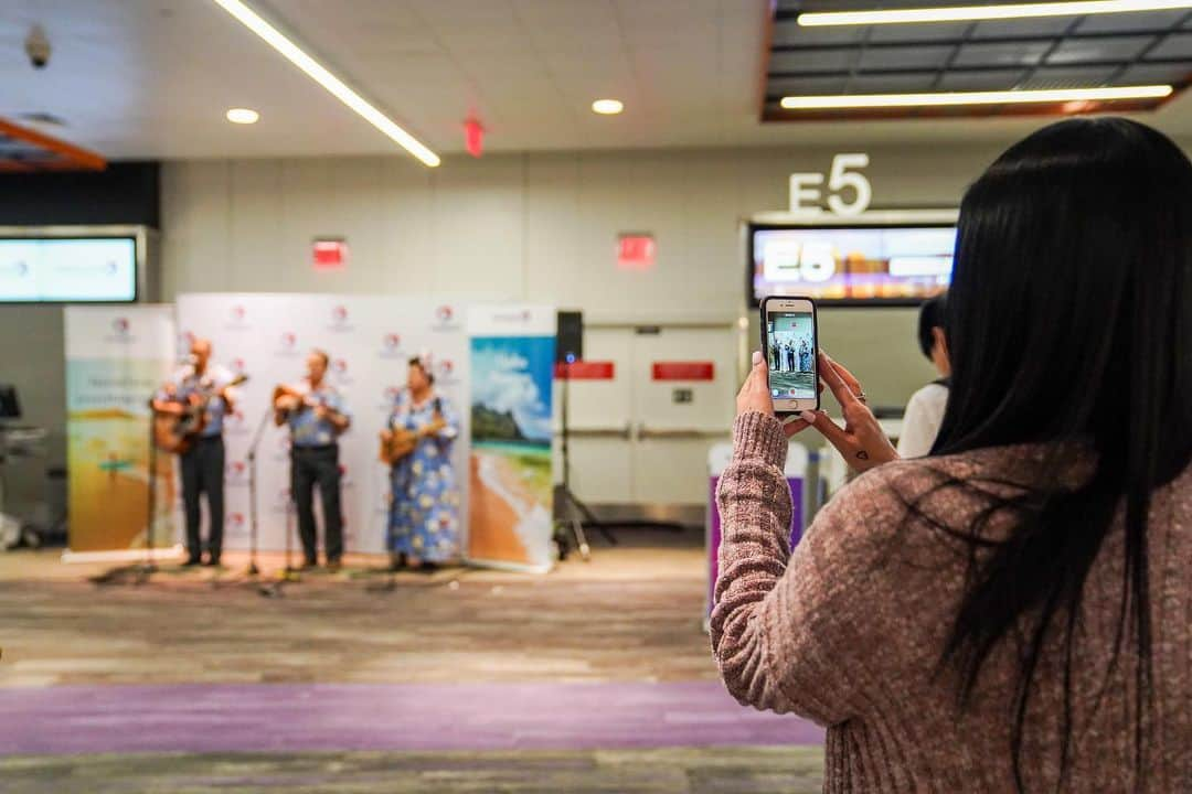 ハワイアン航空さんのインスタグラム写真 - (ハワイアン航空Instagram)「#AlohaBoston! 🤙🏼 Flight 90 flew into aviation history today, inaugurating the nation’s longest interstate route when it left Honolulu’s Daniel K. Inouye International Airport on April 4 and touched down at Boston Logan International Airport this morning, bringing with it a five-times-a-week dose of aloha to New England. . ✨GIVEAWAY✨ To ceLEIbrate the new route, we're giving away 160,000 HawaiianMiles and a 4-night stay at @Royal_Hawaiian or @SheratonBoston (winner's choice)! To enter, visit: HawaiianAirlines.com/Sweepstakes or click the link in our bio. No pur nec. 18+/age of maj Ends 4/25/19 Rules: HawaiianAirlines.com/OfficialRules」4月6日 0時29分 - hawaiianairlines