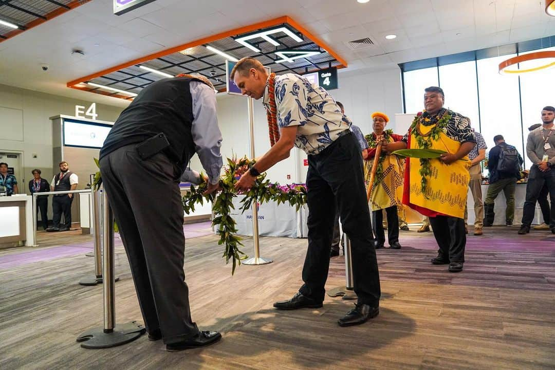 ハワイアン航空さんのインスタグラム写真 - (ハワイアン航空Instagram)「#AlohaBoston! 🤙🏼 Flight 90 flew into aviation history today, inaugurating the nation’s longest interstate route when it left Honolulu’s Daniel K. Inouye International Airport on April 4 and touched down at Boston Logan International Airport this morning, bringing with it a five-times-a-week dose of aloha to New England. . ✨GIVEAWAY✨ To ceLEIbrate the new route, we're giving away 160,000 HawaiianMiles and a 4-night stay at @Royal_Hawaiian or @SheratonBoston (winner's choice)! To enter, visit: HawaiianAirlines.com/Sweepstakes or click the link in our bio. No pur nec. 18+/age of maj Ends 4/25/19 Rules: HawaiianAirlines.com/OfficialRules」4月6日 0時29分 - hawaiianairlines