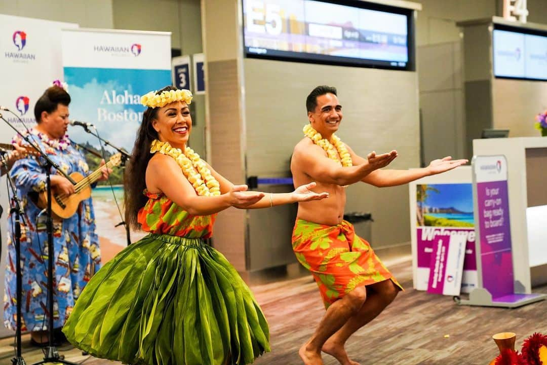 ハワイアン航空さんのインスタグラム写真 - (ハワイアン航空Instagram)「#AlohaBoston! 🤙🏼 Flight 90 flew into aviation history today, inaugurating the nation’s longest interstate route when it left Honolulu’s Daniel K. Inouye International Airport on April 4 and touched down at Boston Logan International Airport this morning, bringing with it a five-times-a-week dose of aloha to New England. . ✨GIVEAWAY✨ To ceLEIbrate the new route, we're giving away 160,000 HawaiianMiles and a 4-night stay at @Royal_Hawaiian or @SheratonBoston (winner's choice)! To enter, visit: HawaiianAirlines.com/Sweepstakes or click the link in our bio. No pur nec. 18+/age of maj Ends 4/25/19 Rules: HawaiianAirlines.com/OfficialRules」4月6日 0時29分 - hawaiianairlines