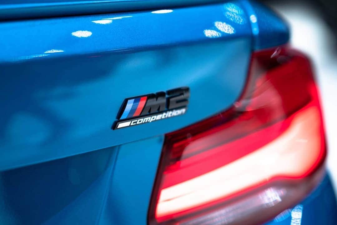 BMW Thailandさんのインスタグラム写真 - (BMW ThailandInstagram)「วันนี้วันศุกร์สีฟ้าต้องมา สัมผัสความเท่ ของ BMW M2 Competition ในทุกอณูรายละเอียดของตัวรถสายพันธุ์สปอร์ตที่เข้ามาเปลี่ยนทุกถนนให้เสมือนสนามแข่ง ฝากระโปรงหน้าที่ยังคงความเป็นคูเป้ไว้ได้อย่างชัดเจนไปจนถึงฝากระโปรงหลังที่ดูแข็งแกร่งบึกบึน มาพร้อมล้ออัลลอย M ขนาด 19 นิ้วที่โดดเด่น ขณะเดียวกันชุดแต่งกระจังหน้า M พร้อมโลโก้ M2 และกระจกมองข้าง M สีเดียวกับตัวรถยิ่งตอกย้ำภาพลักษณ์ความเป็นรถแข่งได้อย่างเด่นชัด  เห็นแบบนี้แล้ว อย่าลืมแวะมาดู BMW M2 Competition กันได้ที่ Bangkok International Motor Show 2019 ตั้งแต่วันนี้ - 7 เมษายน ที่อิมแพค เมืองทองธานี  #BMW #BMWTH #BMWM2 #MotorShow2019」4月6日 0時29分 - bmwthailand