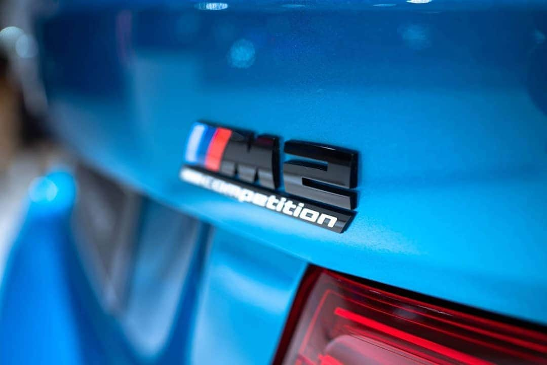 BMW Thailandさんのインスタグラム写真 - (BMW ThailandInstagram)「วันนี้วันศุกร์สีฟ้าต้องมา สัมผัสความเท่ ของ BMW M2 Competition ในทุกอณูรายละเอียดของตัวรถสายพันธุ์สปอร์ตที่เข้ามาเปลี่ยนทุกถนนให้เสมือนสนามแข่ง ฝากระโปรงหน้าที่ยังคงความเป็นคูเป้ไว้ได้อย่างชัดเจนไปจนถึงฝากระโปรงหลังที่ดูแข็งแกร่งบึกบึน มาพร้อมล้ออัลลอย M ขนาด 19 นิ้วที่โดดเด่น ขณะเดียวกันชุดแต่งกระจังหน้า M พร้อมโลโก้ M2 และกระจกมองข้าง M สีเดียวกับตัวรถยิ่งตอกย้ำภาพลักษณ์ความเป็นรถแข่งได้อย่างเด่นชัด  เห็นแบบนี้แล้ว อย่าลืมแวะมาดู BMW M2 Competition กันได้ที่ Bangkok International Motor Show 2019 ตั้งแต่วันนี้ - 7 เมษายน ที่อิมแพค เมืองทองธานี  #BMW #BMWTH #BMWM2 #MotorShow2019」4月6日 0時29分 - bmwthailand