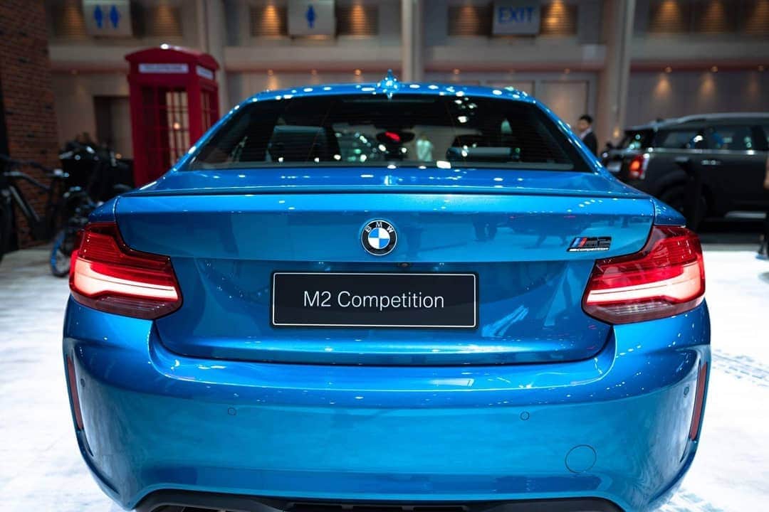 BMW Thailandさんのインスタグラム写真 - (BMW ThailandInstagram)「วันนี้วันศุกร์สีฟ้าต้องมา สัมผัสความเท่ ของ BMW M2 Competition ในทุกอณูรายละเอียดของตัวรถสายพันธุ์สปอร์ตที่เข้ามาเปลี่ยนทุกถนนให้เสมือนสนามแข่ง ฝากระโปรงหน้าที่ยังคงความเป็นคูเป้ไว้ได้อย่างชัดเจนไปจนถึงฝากระโปรงหลังที่ดูแข็งแกร่งบึกบึน มาพร้อมล้ออัลลอย M ขนาด 19 นิ้วที่โดดเด่น ขณะเดียวกันชุดแต่งกระจังหน้า M พร้อมโลโก้ M2 และกระจกมองข้าง M สีเดียวกับตัวรถยิ่งตอกย้ำภาพลักษณ์ความเป็นรถแข่งได้อย่างเด่นชัด  เห็นแบบนี้แล้ว อย่าลืมแวะมาดู BMW M2 Competition กันได้ที่ Bangkok International Motor Show 2019 ตั้งแต่วันนี้ - 7 เมษายน ที่อิมแพค เมืองทองธานี  #BMW #BMWTH #BMWM2 #MotorShow2019」4月6日 0時29分 - bmwthailand