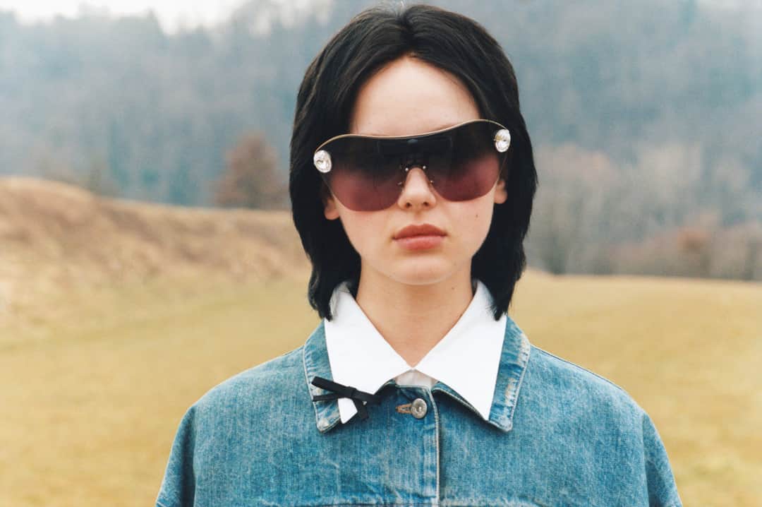 のインスタグラム：「Each day a new horizon: tailored denim and the new #MiuMiuEnchant captured on @thesassplanet. ‘Characters & Narratives’ by @Alice_Eneale & @LottaVolkova. #MiuMiuSS19 #MiuMiuEyewear」