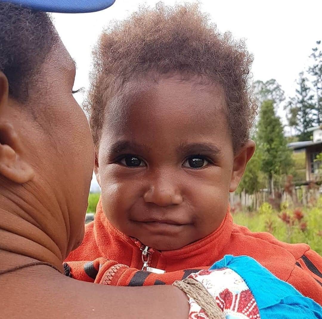 unicefさんのインスタグラム写真 - (unicefInstagram)「No child is too far. In Woitape, one of the most difficult-to-reach areas in Papua New Guinea with no roads or telephone lines, UNICEF and partners have sent vaccination teams to immunise children against polio and other preventable diseases. #ForEveryChild, health! 📸 @unicefaustralia @unicef_png/mercy kolok #VaccinesWork」4月6日 0時45分 - unicef