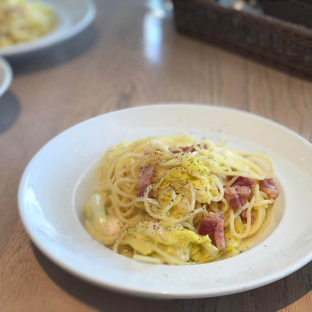 山下莉奈さんのインスタグラム写真 - (山下莉奈Instagram)「先日のランチ💕 マヒロと♪ 赤城神社にある #あかぎカフェ  清々しい空気✨✨ カフェに座ってボーッと階段を上がって参拝する人々を見てたら、そのうち『皆んなよく来たね☺️』って気持ちになってきて、もはや神目線🤫💭 #神楽坂 #赤城神社」4月6日 0時38分 - rinayamashita