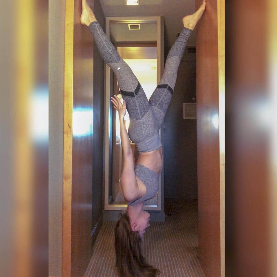 リアンナ・デッカーさんのインスタグラム写真 - (リアンナ・デッカーInstagram)「Nothing like a lil hallway #hairstand to start your day 🙃 #wearing @aloyoga #practicepracticepractice #lifesbetterupsidedown」4月6日 0時39分 - leannadecker_