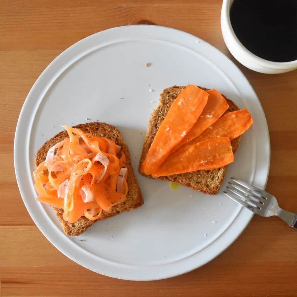 山崎佳のインスタグラム：「Today’s breakfast. 春人参が安く買えたから、今日は人参デー。左は人参とハムのマリネ、右は切ってオリーブオイルと塩かけてオーブンで焼いただけ。野菜のオーブン焼き、やっぱり美味しい。」