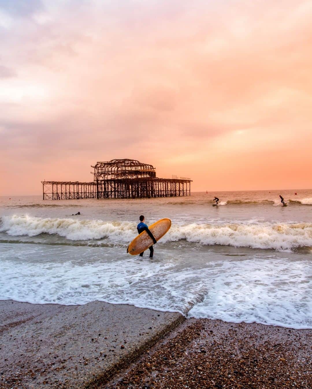 Canon UKさんのインスタグラム写真 - (Canon UKInstagram)「Beautiful Brighton, captured by @imsarahsun. Where's your favourite spot to shoot the tide as it rolls in and out?  Camera: EOS 100D | Lens: EF 16-35mm f/2.8L II USM | Shutter Speed: 1/500 | Aperture: f/5 | ISO 400」4月6日 0時46分 - canonuk