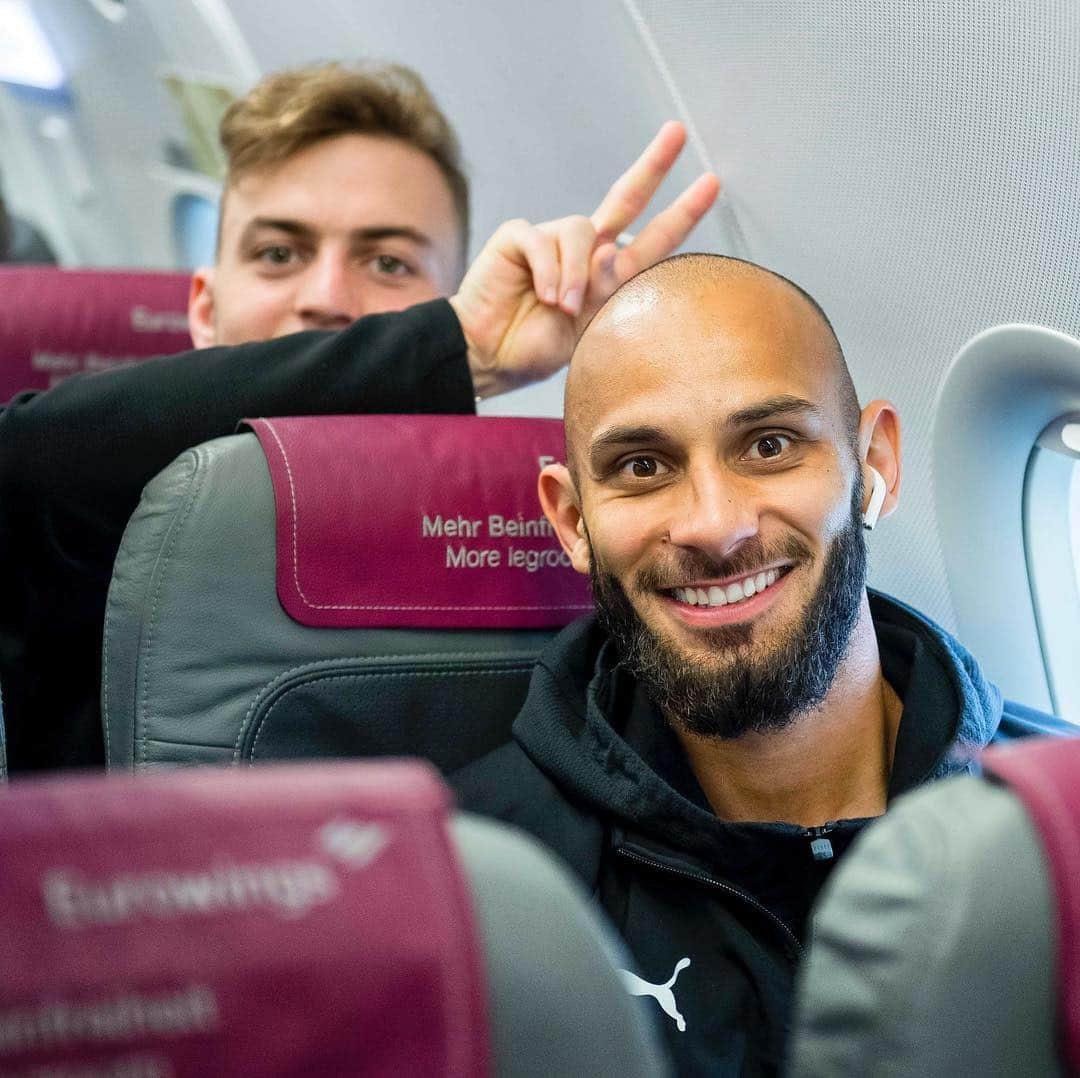 ボルシア・ドルトムントさんのインスタグラム写真 - (ボルシア・ドルトムントInstagram)「🛫 Take-off to Munich! #fcbbvb #bvb #borussiadortmund #bundesliga #spitzenspiel #fcbayern #fcb #flugzeug #💛 #⚽️」4月6日 0時42分 - bvb09