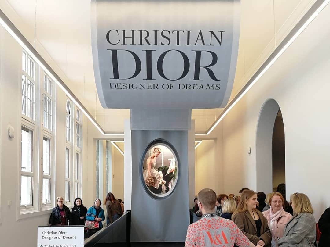 桐島瑞希さんのインスタグラム写真 - (桐島瑞希Instagram)「やっぱりロンドンが一番😂 住めば都🤔🇬🇧✨ Dior展の当日券買えなかった…チーン😂またリベンジしてやるぜっ！ 千鳥格子のエコバッグget💕  #victriaandalbertmuseum #southkengington #london #ロンドン暮らし #ロンドン生活 #ロンドン #イギリス旅行 #イギリス生活 #海外在住 #ロンドン #ロンドン在住 #ロンドン旅行」4月6日 0時54分 - mizkirisiii