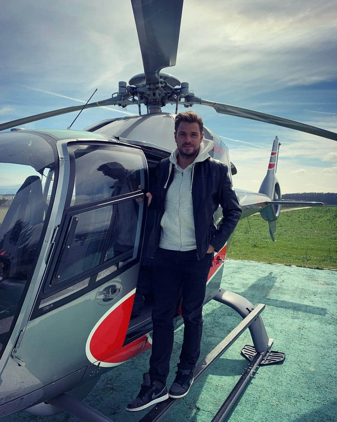 スタニスラス・ワウリンカさんのインスタグラム写真 - (スタニスラス・ワウリンカInstagram)「That was fun 🙄🔑🚁⚠️🏔🌤💥😅 #helicopter #pilot #lovedit #focus」4月6日 0時47分 - stanwawrinka85