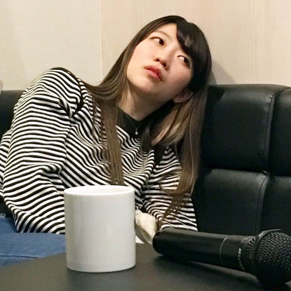 ぱいぱいでか美のインスタグラム：「友達がコソ撮りしてた放心状態の私面白いから載せます ꙳ #放心状態 #ぱいぱいでか美 ꙳ これ手前にマイク写ってたりでわかると思うんだけど カラオケでの一枚ですね。 人の歌聴く態度悪すぎるやろ。笑 まあ心許した友達の前だとこんな感じってことで……。 カメラロール振り返ってたらなんか面白かったので載せました。 . 大恋愛体質、発売中&リリイベ期間中です〜！ 日付超えて本日4/6はタワレコ難波店へ行くよ！ 大阪のみなさ〜〜〜〜ん！こぞって来てね！ 日曜はタワレコ池袋&ソフマップ秋葉原です！ 詳しくはハイライトの「CDが出ます！」を見てね。 そして生誕&レコ発のゲストもみんな発表しました〜☻ SPゲスト発表は結構引っ張らせてもらいますががが。 今年も大好きな方々に囲まれてお誕生日過ごしちゃうわよ。 お誕生日くらい自分が圧倒的な一日過ごしたいからね。 好きな人呼んで好きな曲(ネタ)やってもらっちゃおっと。 王様だよ。でか美キング。でか美クイーン。 そしてこの態度。」