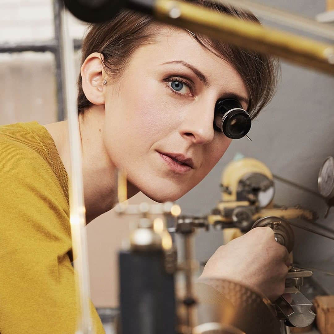 のインスタグラム：「As part of our 235th anniversary we're working with all manner of the best British craftspeople to showcase our united passions for quality and British craftsmanship, this month meet Rebecca & Craig Struthers, expert horologists based in the jewellery quarter, Birmingham. Find out more at www.johnsmedley.com/discover/legacy @strutherswatchmakers #1784 #235 #Legacy #BritishCraftsmanship #MadeinEngland #Strutherswatchmakers 📸 @asiawerbel」
