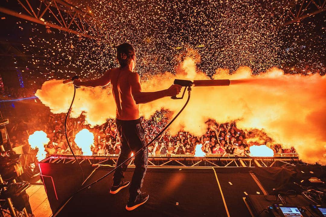 Dimitri Vegas & Like Mikeさんのインスタグラム写真 - (Dimitri Vegas & Like MikeInstagram)「El Salvador 🇸🇻 Last night was lit 🔥」4月6日 0時58分 - dimitrivegasandlikemike