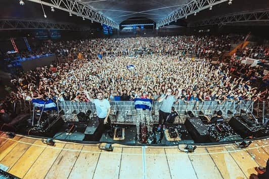 Dimitri Vegas & Like Mikeさんのインスタグラム写真 - (Dimitri Vegas & Like MikeInstagram)「El Salvador 🇸🇻 Last night was lit 🔥」4月6日 0時58分 - dimitrivegasandlikemike