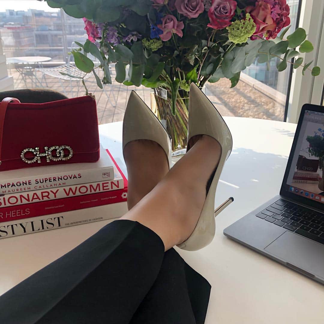 Jimmy Chooさんのインスタグラム写真 - (Jimmy ChooInstagram)「Team our LOVE heels in linen with our SIDNEY clutch in chilli velvet #FeetUpFriday」4月6日 1時00分 - jimmychoo
