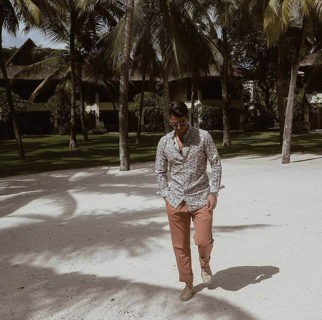 Entre Amis Officialさんのインスタグラム写真 - (Entre Amis OfficialInstagram)「The ideal vacation look that balance a delicate print with an enlivened solid colour. @Frankgallucci wears #EntreAmis trousers. #FineItalianTrousers #SS19」4月6日 1時00分 - entreamis_official