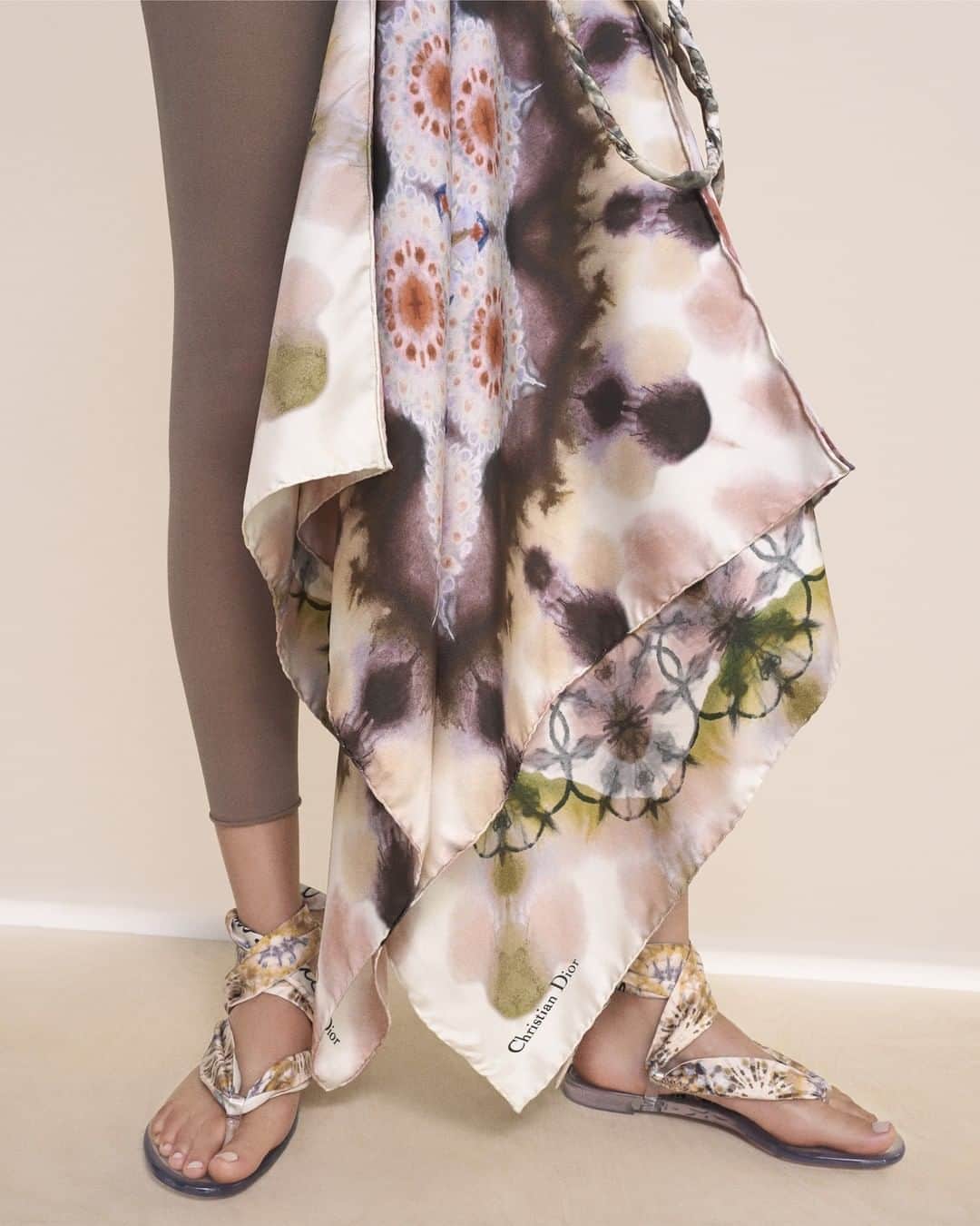 のインスタグラム：「Cue this dreamy scarf from the new Spring-Summer 2019 Dioriviera Beachwear capsule by #MariaGraziaChiuri in a tie-dye pattern evoking abstract floral motifs - a true innovation, the piece was made using a special new cross-dyeing technique allowing the design to be seen on both sides of the fabric. ⁣ #DiorSS19 ⁣ © Bibi Borthwick⁣」