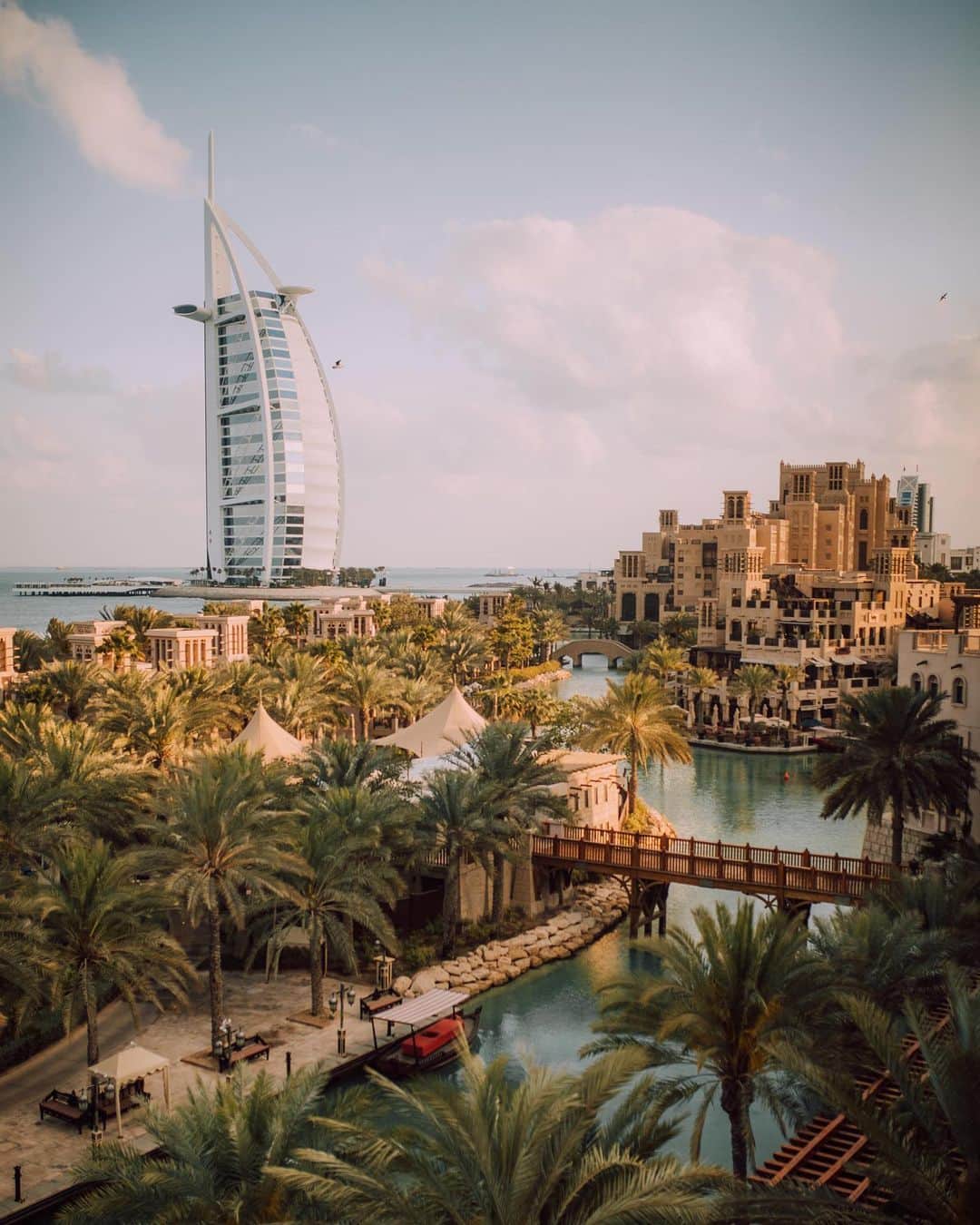 BEAUTIFUL HOTELSさんのインスタグラム写真 - (BEAUTIFUL HOTELSInstagram)「A jewel in the desert, Dubai's jaw-dropping Jumeirah Al Qasr Hotel was designed to reflect the traditional Arabian architecture often seen in royal residences. It's safe to say your stay will be simply majestic! (📍Jumeirah Al Qasr Hotel, @visit.dubai , @jumeirahalqasr )」4月6日 1時01分 - beautifulhotels