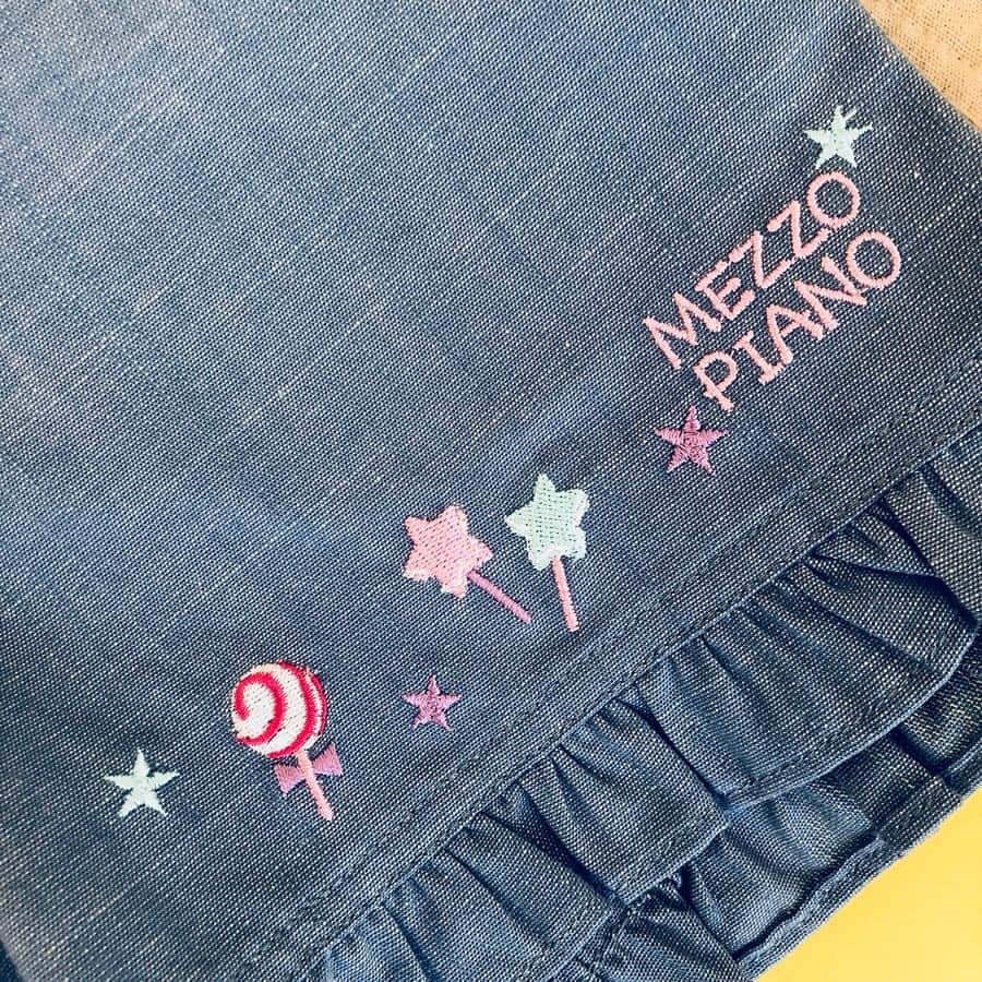 mezzo pianoさんのインスタグラム写真 - (mezzo pianoInstagram)「.﻿ ﻿ ❤︎Candy& Ribbon pants❤︎﻿ ﻿ ロルポップキャンディ🍭刺繍の﻿ ショートパンツは﻿ バックスタイルのリボンポケットが﻿ ポイント🎀🎀﻿ カジュアルなシーンもあま〜くキュート♡﻿ ﻿ ■ショートパンツ ￥9,612﻿ ﻿ ❤︎❤︎︎︎❤︎︎︎❤︎︎︎❤︎︎︎❤︎︎︎❤︎︎︎❤︎︎︎❤︎︎︎❤︎︎︎❤︎︎︎❤︎︎︎❤︎︎︎❤︎︎︎❤︎︎︎❤︎︎︎❤︎︎︎﻿﻿﻿﻿﻿﻿ ﻿﻿ #メゾピアノ30周年﻿#メゾピアノ #mezzopiano﻿ #キャンディ#🍭#🍬#リボン#🎀 ﻿﻿﻿﻿﻿﻿﻿﻿﻿﻿﻿﻿﻿﻿﻿ #summercollection #夏コレクション﻿﻿﻿﻿﻿﻿﻿﻿﻿﻿﻿﻿﻿#夏物 #プリセス#女の子のママ #女の子ママとつながりたい #可愛い #女の子 #ピンク好き #ピンク＃ママスタグラム﻿#ママ撮 #インスタベイビー#ベビスタグラ#kidsfashion #kidswear ﻿ #pink  #こども #子供服 #kidswear  #キッズファション #kidsfashion #ig_japan #ig_kids ﻿」4月6日 1時08分 - mezzopiano_official